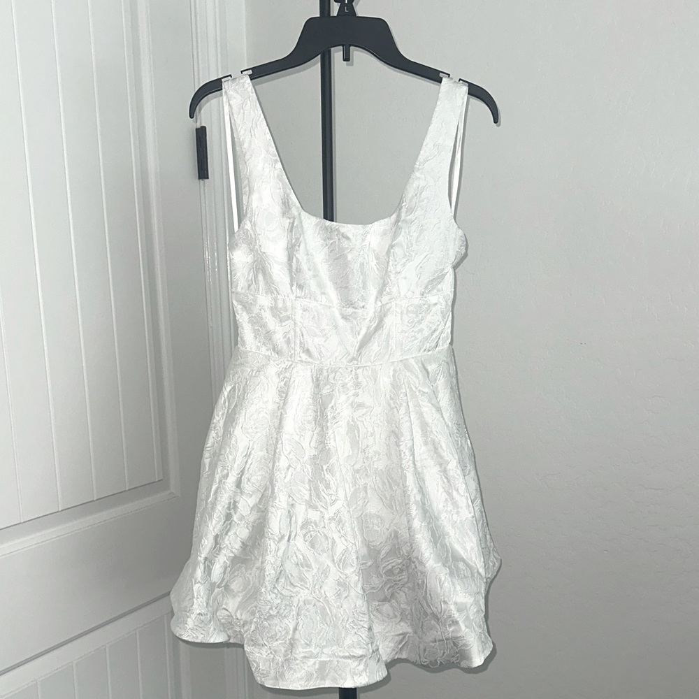 SELFIE LESLIE Belle Enchante Jacquard Mini Dress White Deep V Back Size M - Picture 2 of 16